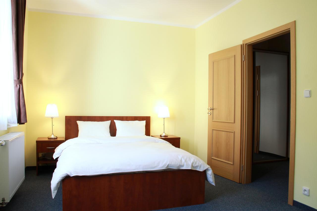 יאסימוב Hotel Vera מראה חיצוני תמונה